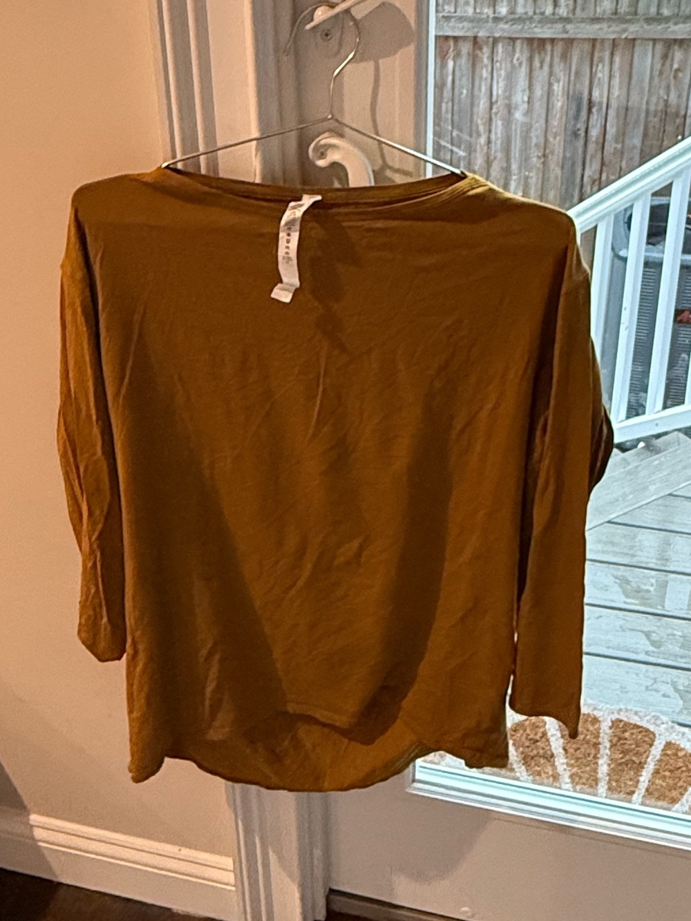 Women’s back in action Lightweight Long-Sleeve Top in Mustard